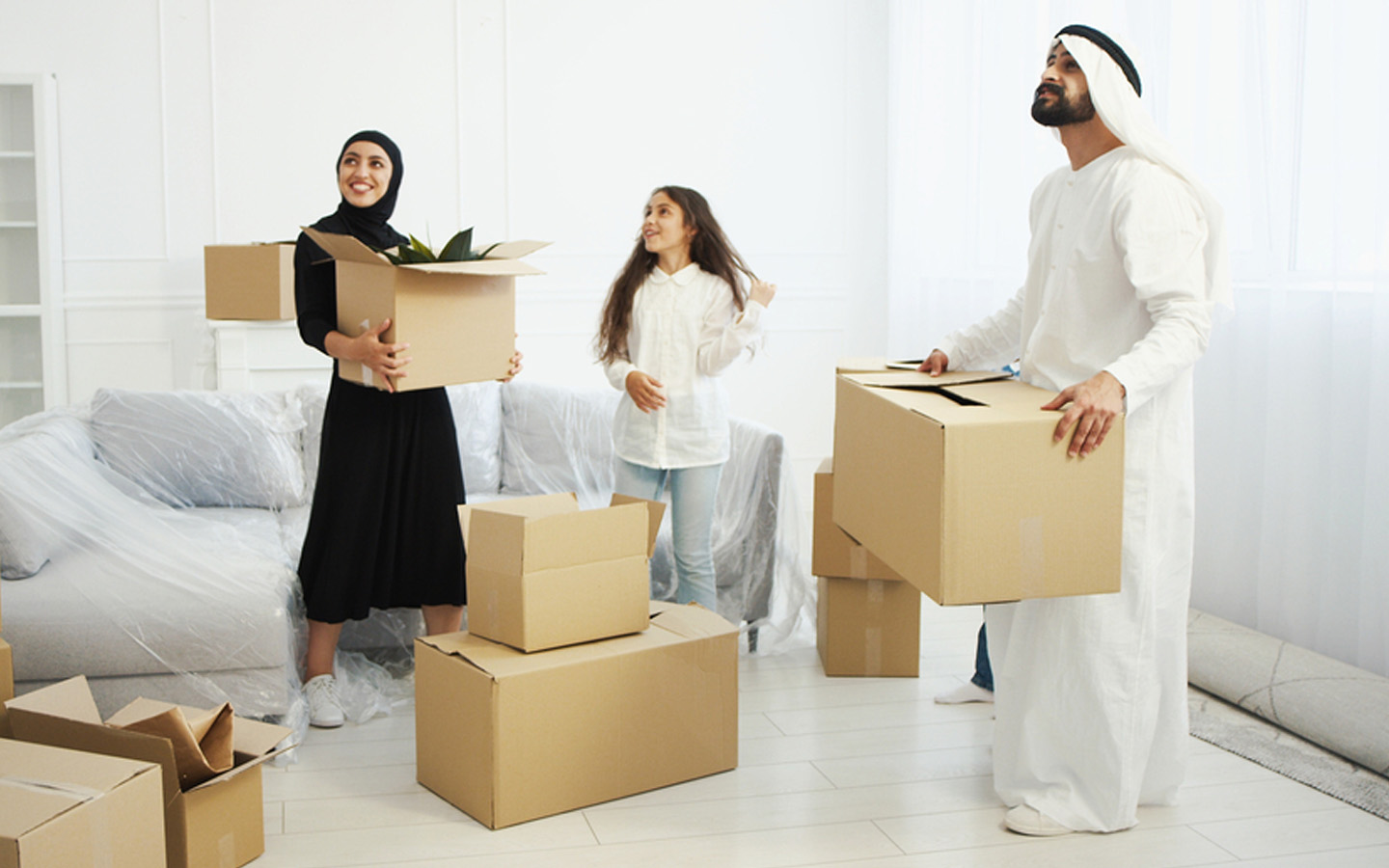 عائلة تنتقل إلى منزل جديد