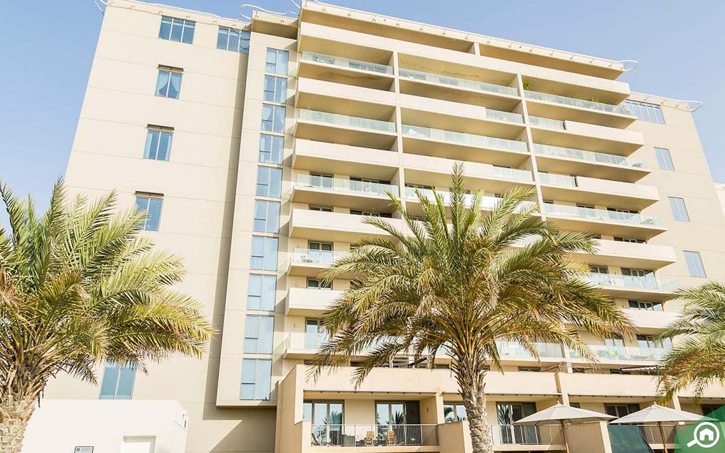 مبنى سكني في شاطئ الراحة
