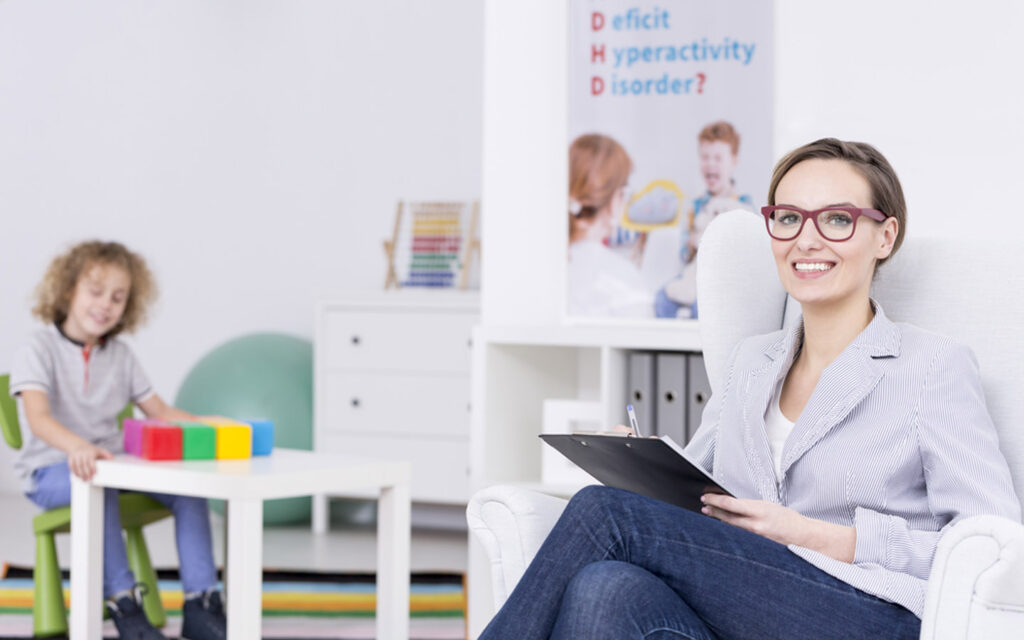 أخصائية نفسية وطفل