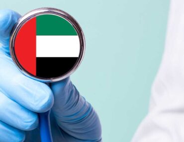 سماعة طبيب عليها علم الإمارات