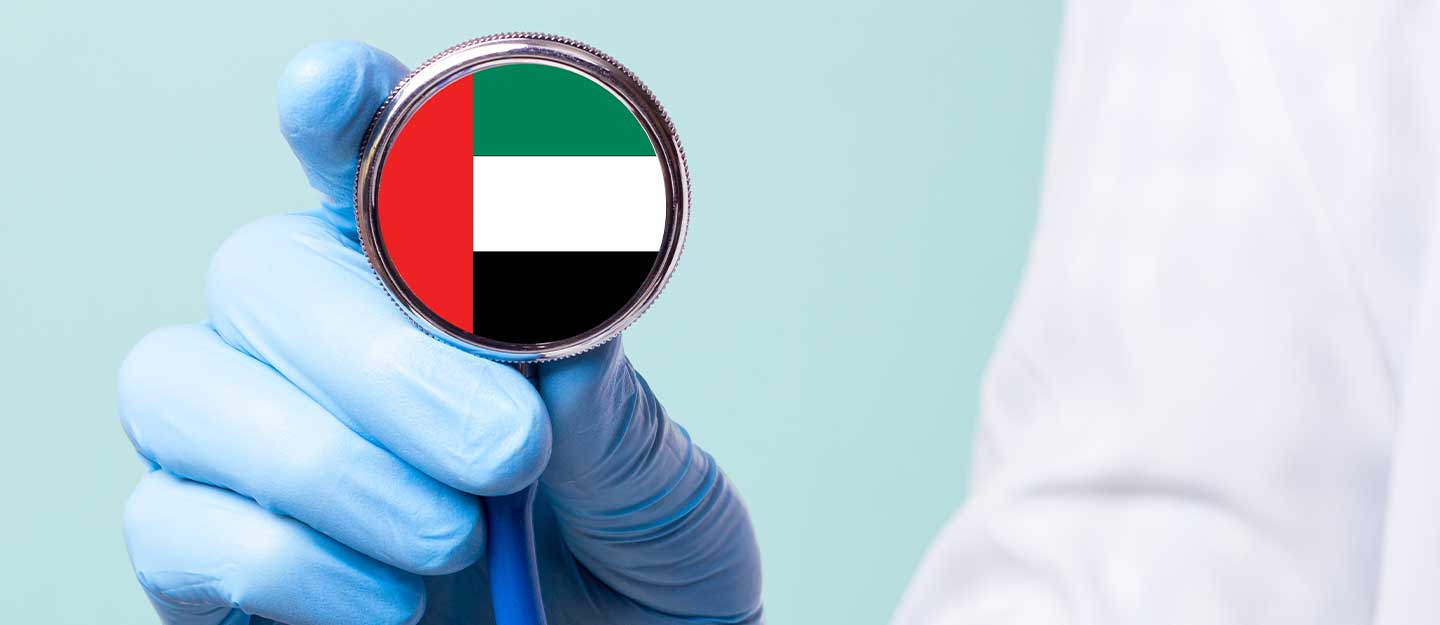 سماعة طبيب عليها علم الإمارات
