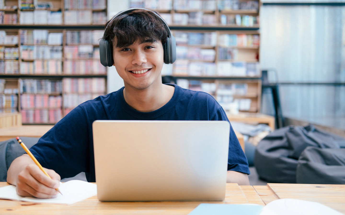 شخص يدرس في المكتبة