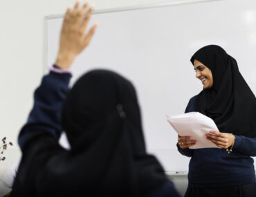 معلمة وطالبة