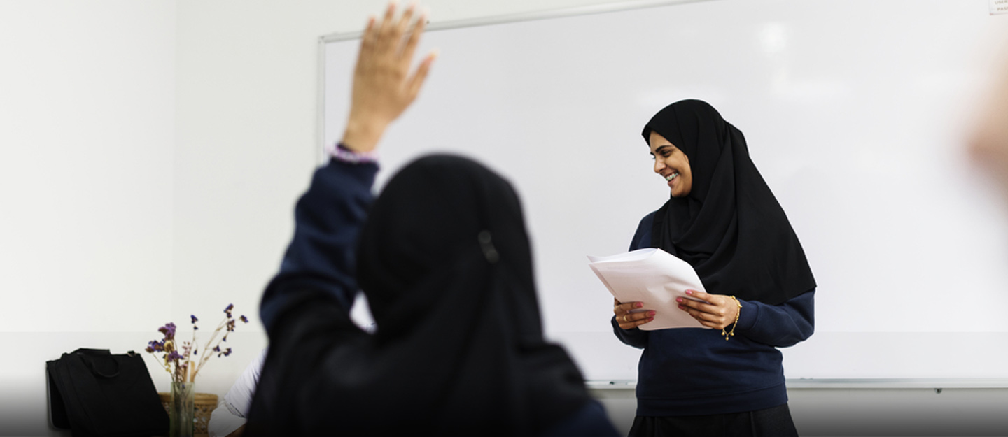 معلمة وطالبة