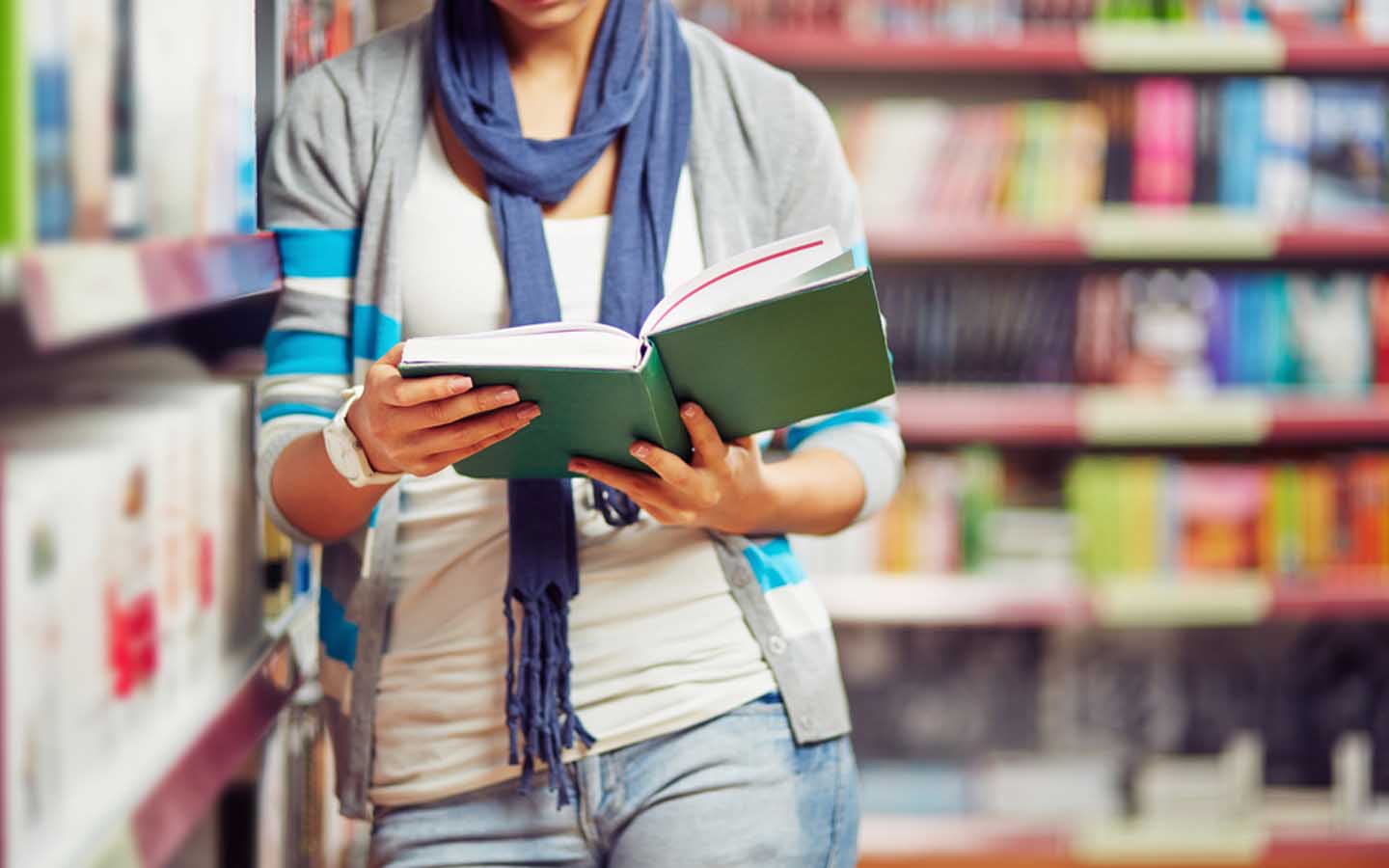 شخص يقرأ كتاب