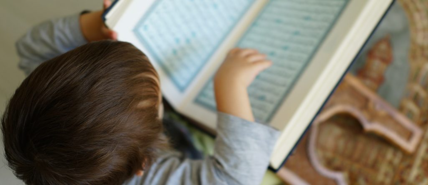 طفل يقرأ القران