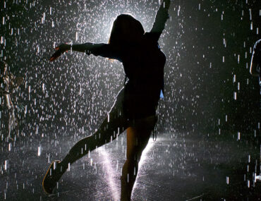 فتاة ترقص في المطر