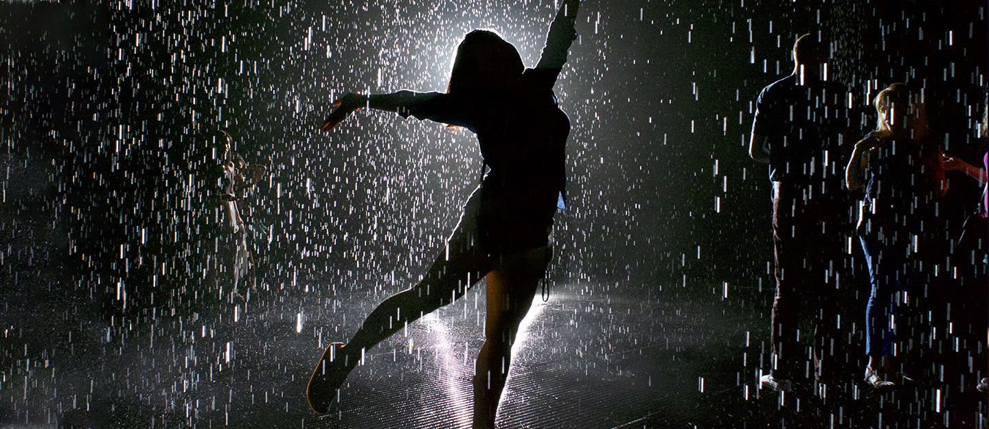 فتاة ترقص في المطر