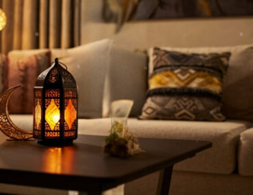 طاولة عليها فانوس رمضان