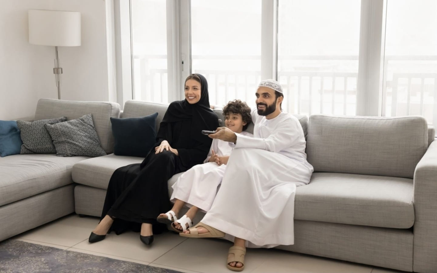 عائلة تتابع التلفاز