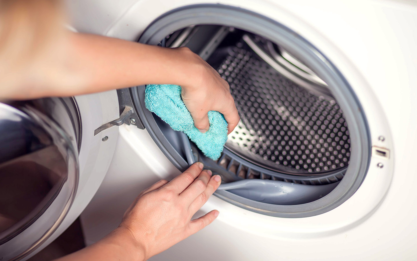 تنظيف الإطار المطاطي الخارجي للغسالة