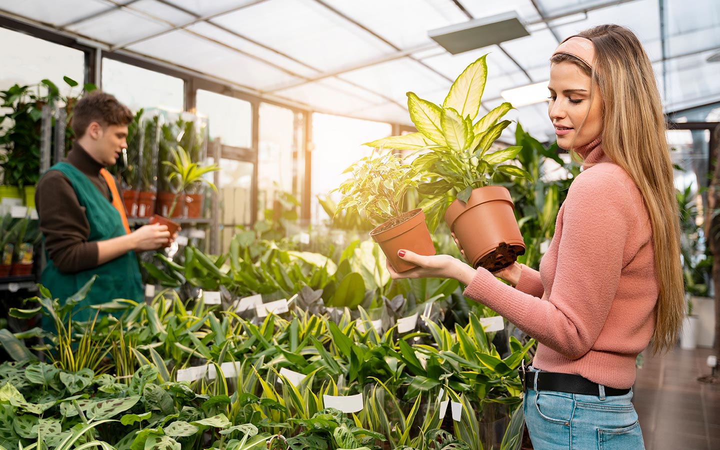 فتاة في مشتل