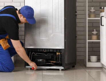 شخص يصلح ثلاجة