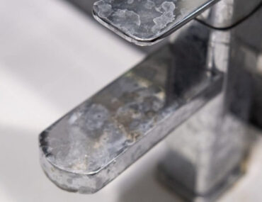 صنبور عليه كلس