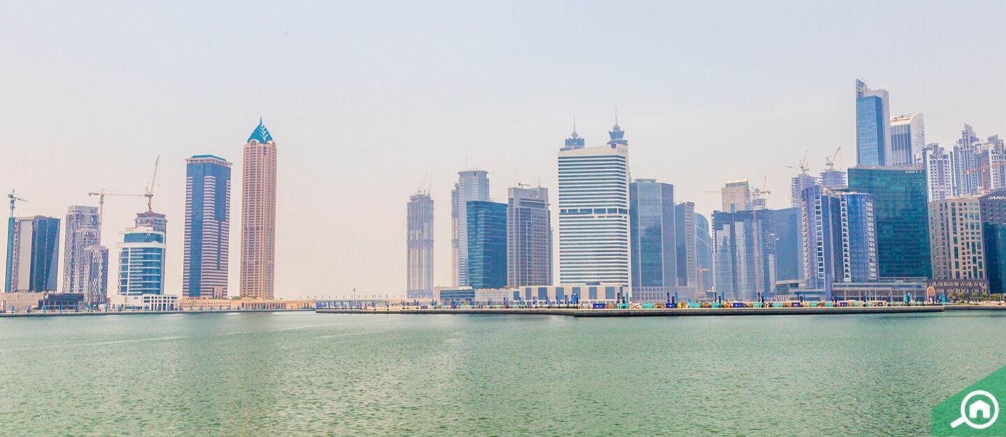 مبانٍ وواجهة بحرية