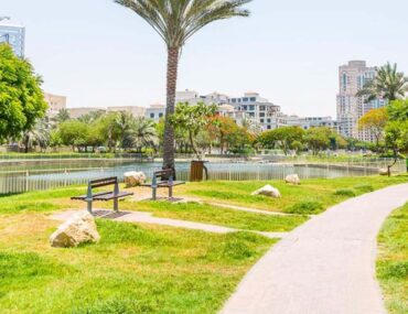 مبانٍ مطلة على بحيرة في الروضة