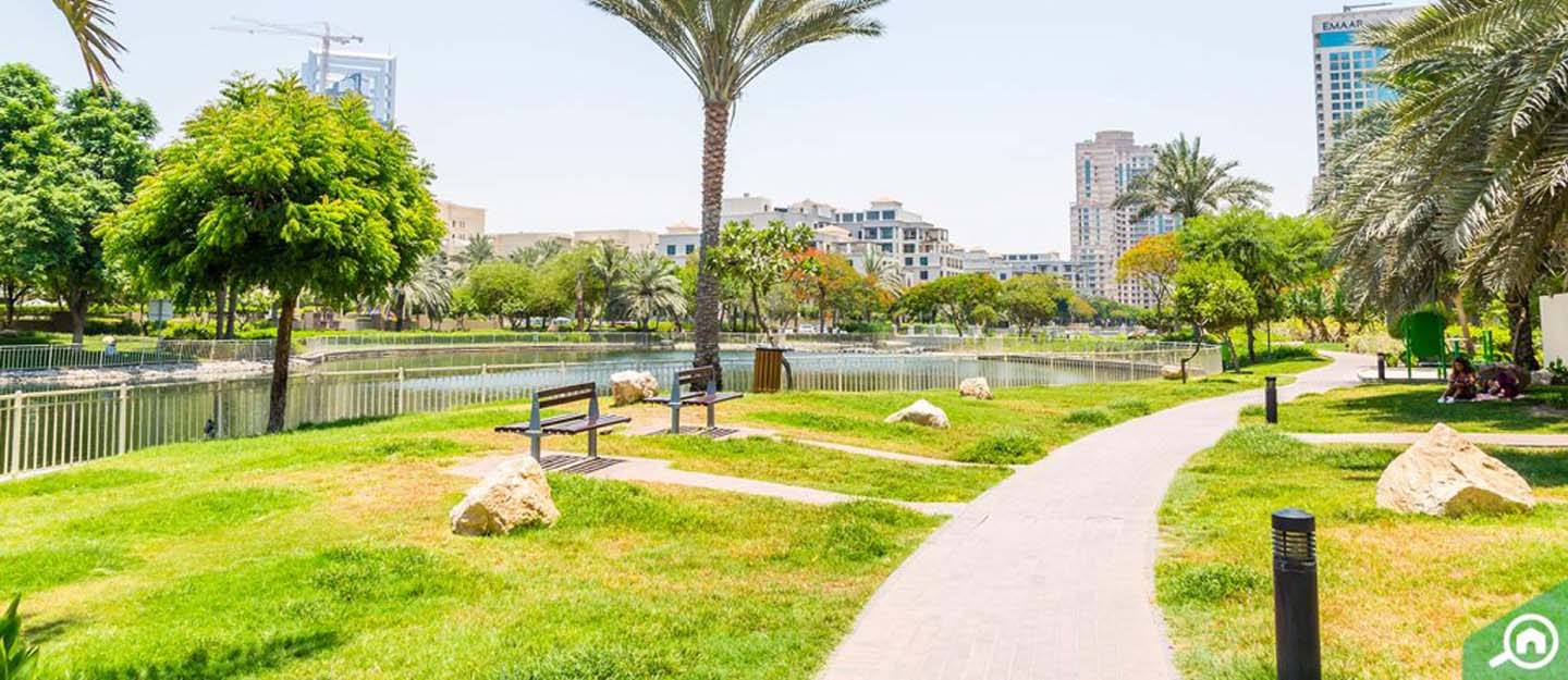 مبانٍ مطلة على بحيرة في الروضة