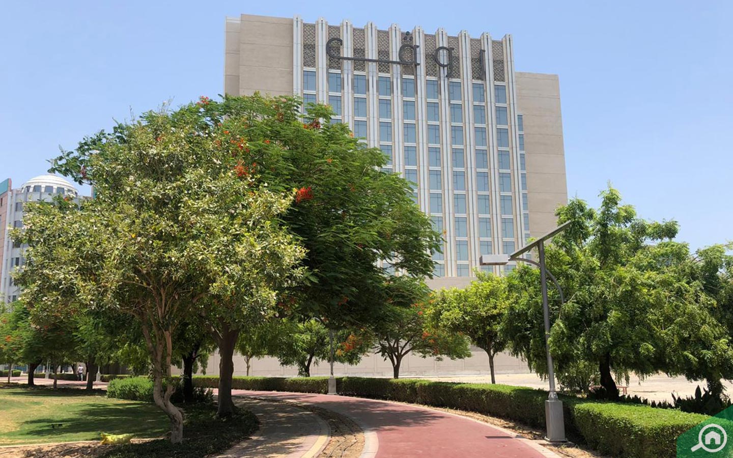 مبنى أمامه حديقة