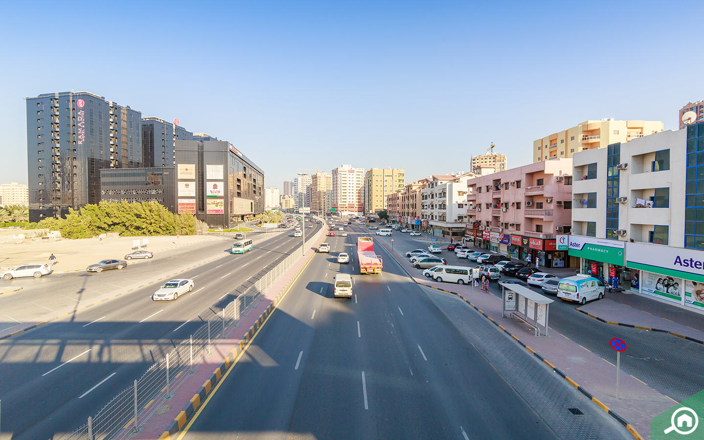 شارع رئيسي ومبانٍ