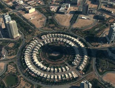 مبانٍ وشارع في قرية جميرا الدائرية