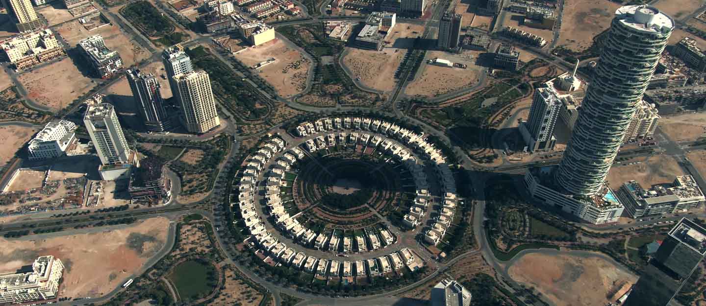 مبانٍ وشارع في قرية جميرا الدائرية