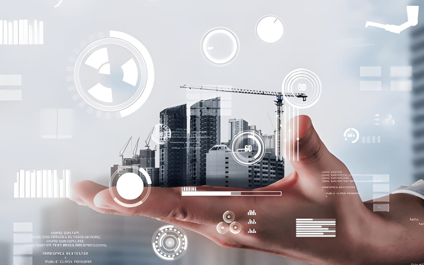 شخص يمسك مجسمات مبانٍ