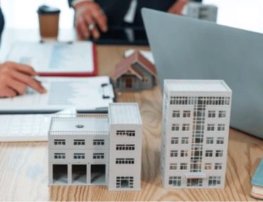 مجسمات منازل مع لابتوب وأرواق