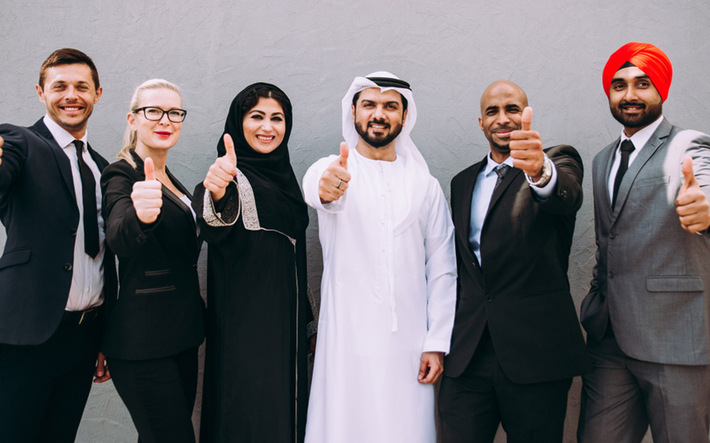 مقيمين في الامارات