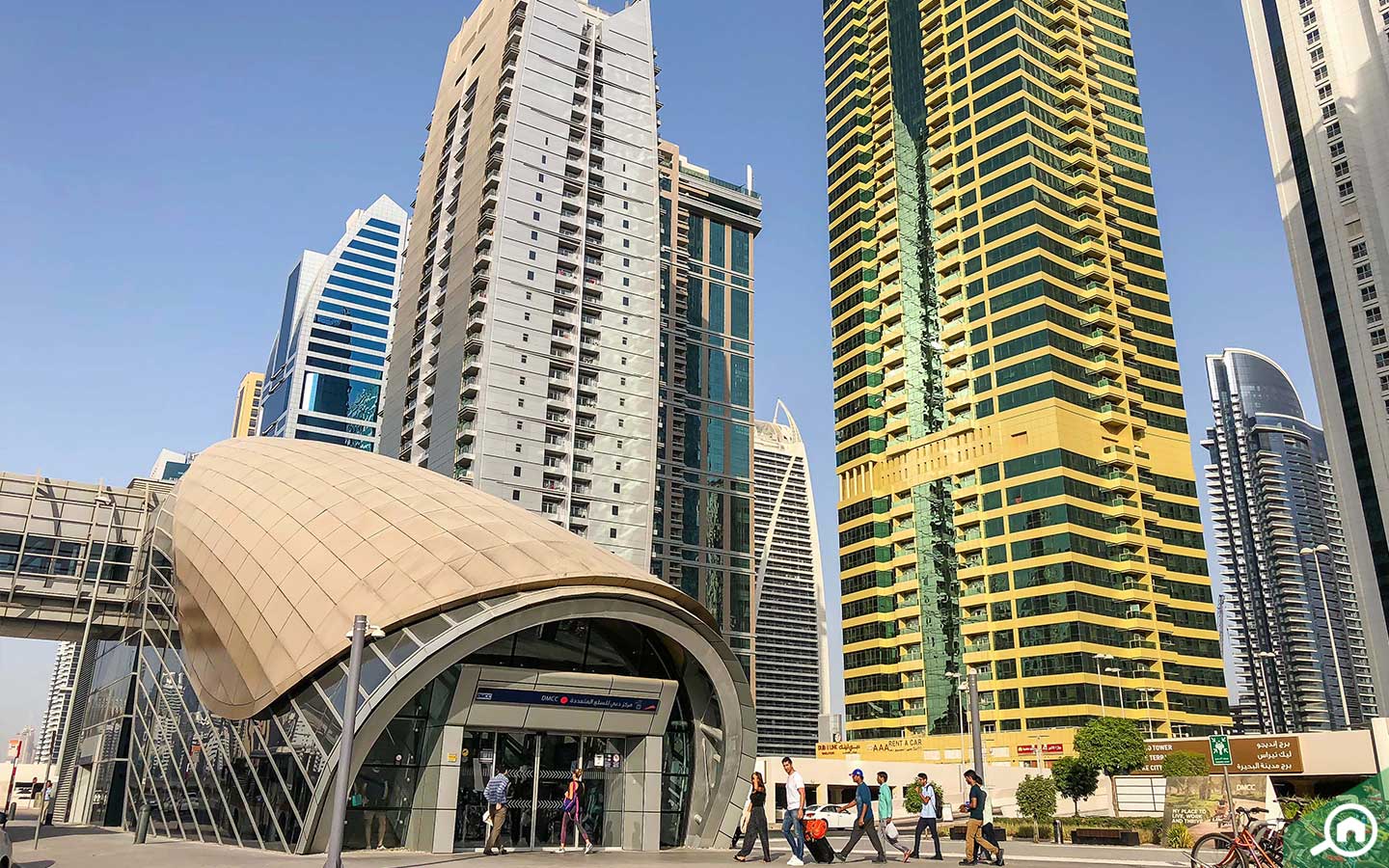  مترو دبي بجانب الأبراج السكنية