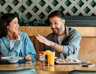 شخصان في مطعم