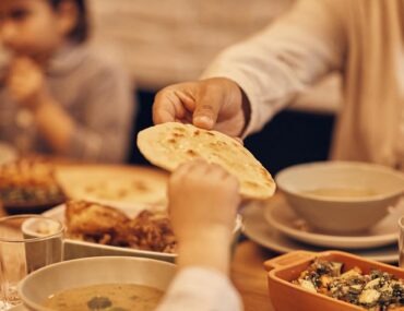 عائلة في مطعم