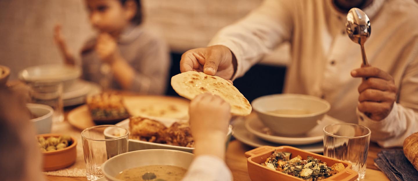 عائلة في مطعم