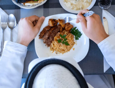 رجل في مطعم