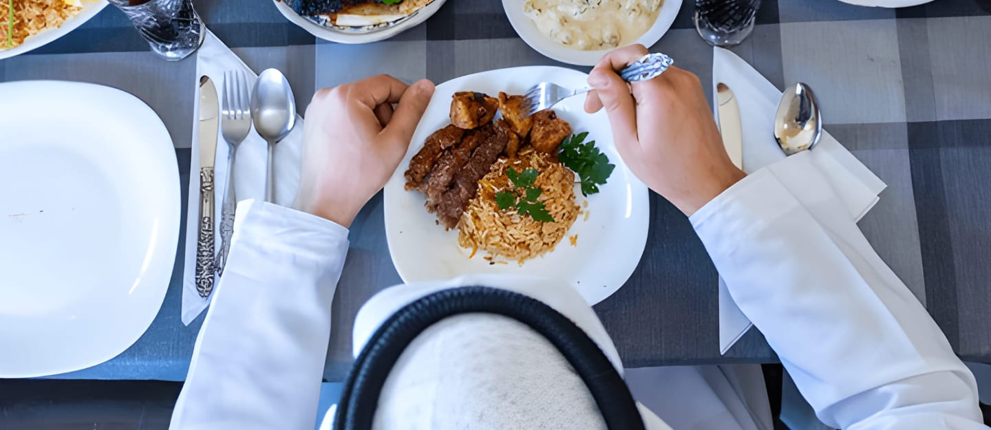 رجل في مطعم