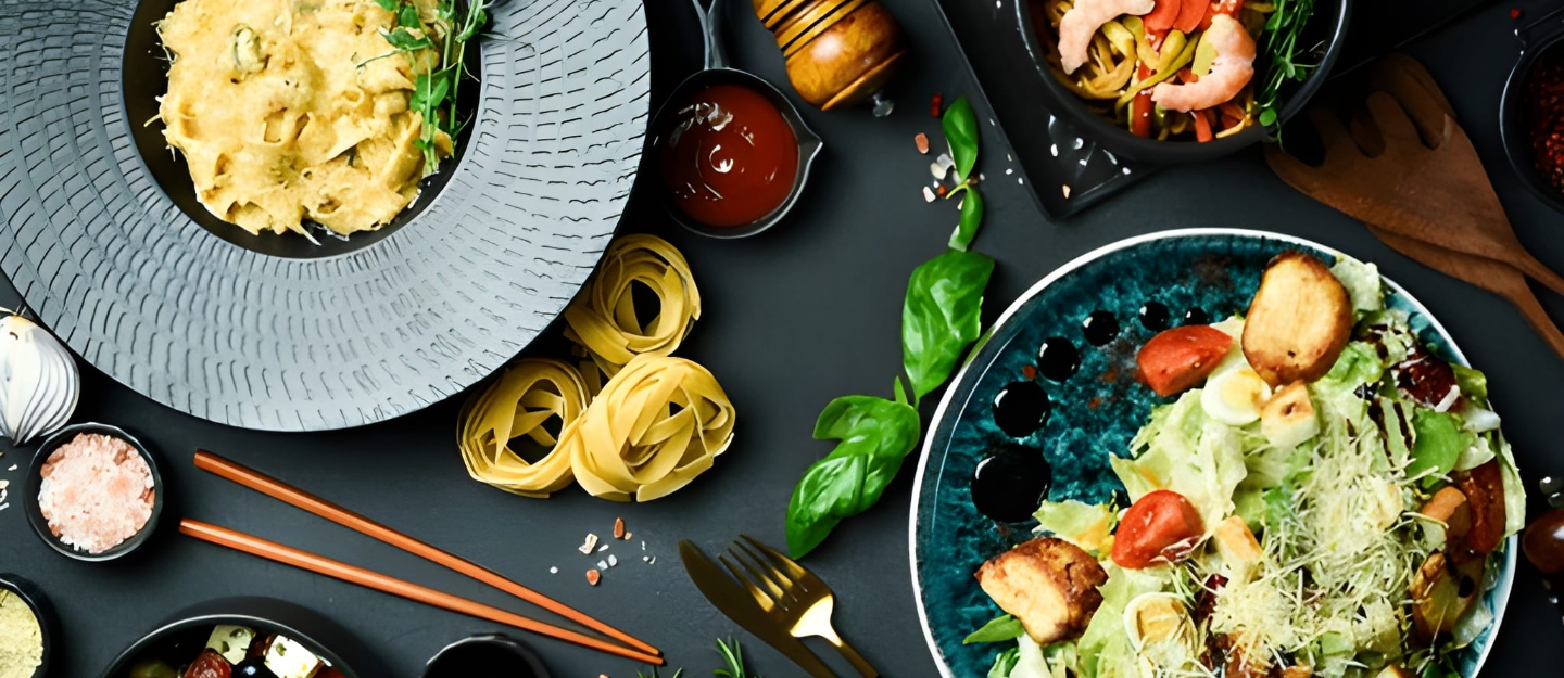 أطباق على مائدة