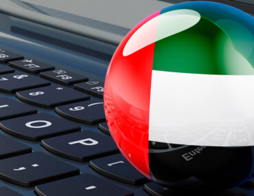 لوحة مفاتيح وعلم الإمارات