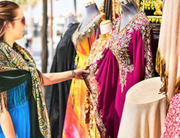 سيدة في سوق الأثواب