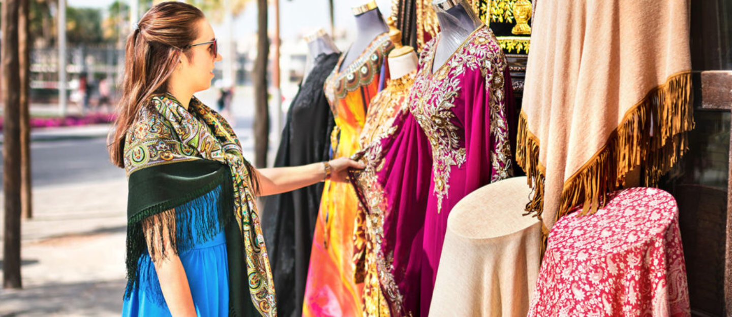 سيدة في سوق الأثواب