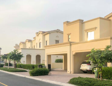villas and townhouses in Mira