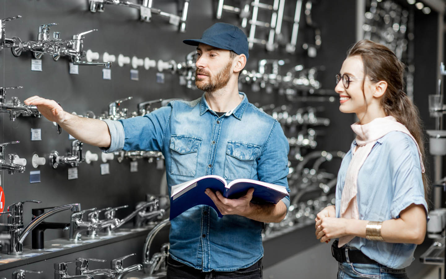 موظف وزبون في متجر