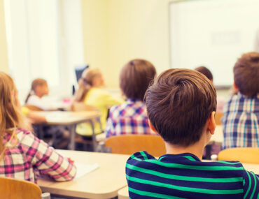 طلاب في فصل