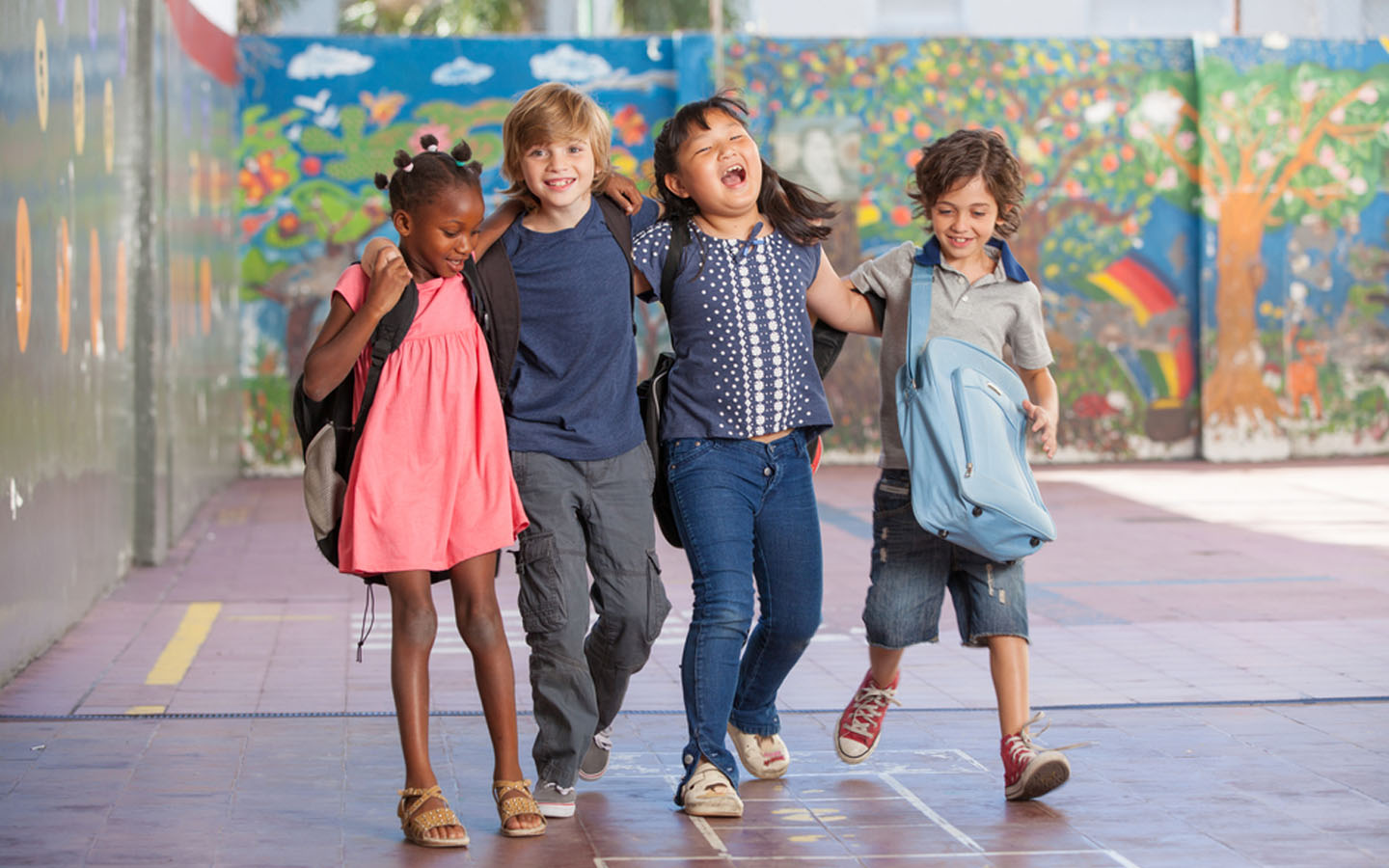 أطفال يضحكون