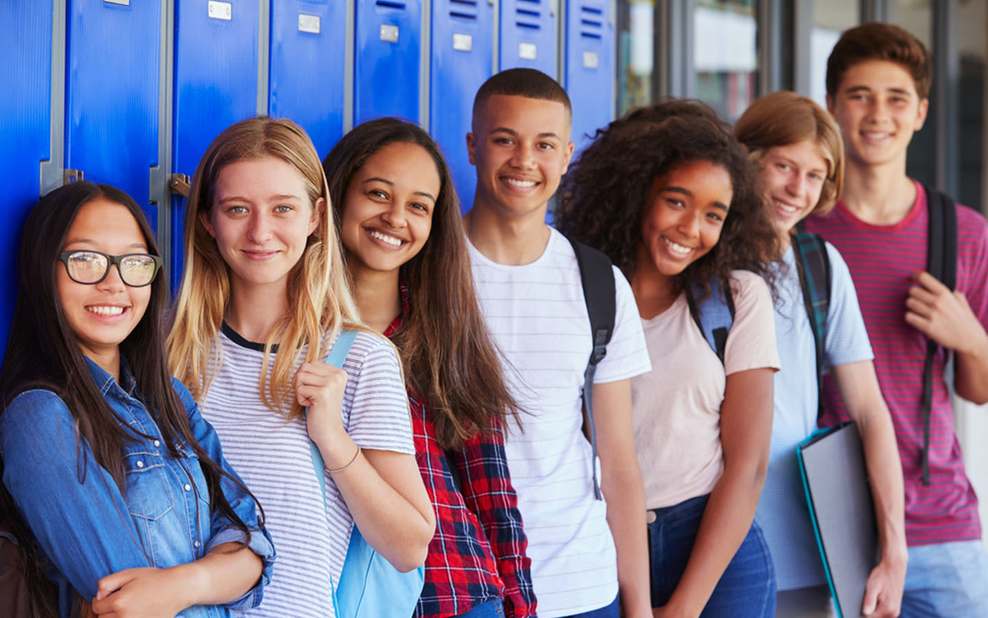 طلاب في مدرسة يبتسمون