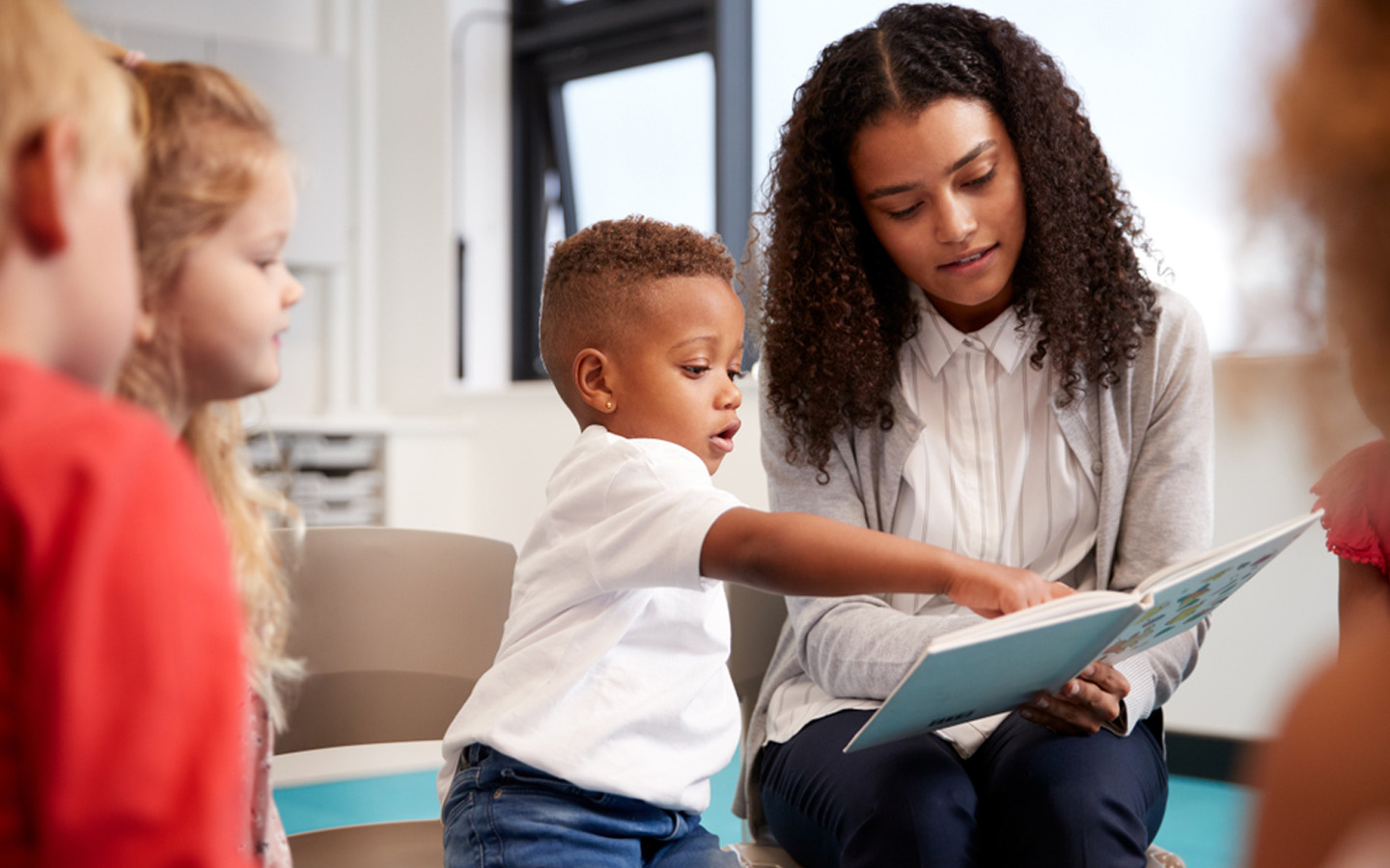 معلمة تدرس طفل