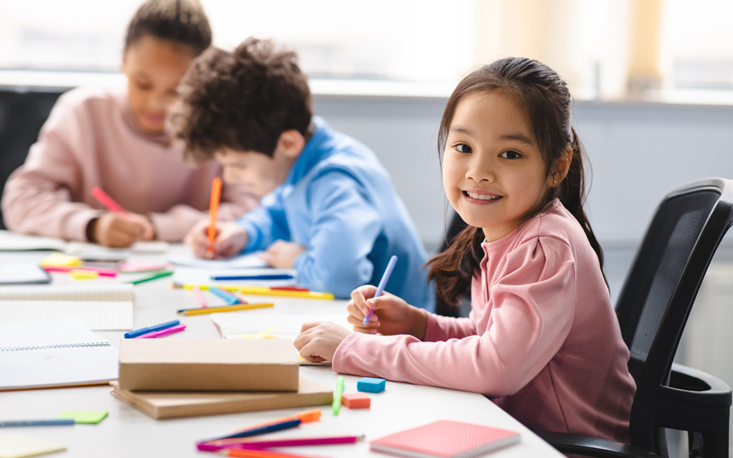 طفلة تبتسم وترسم