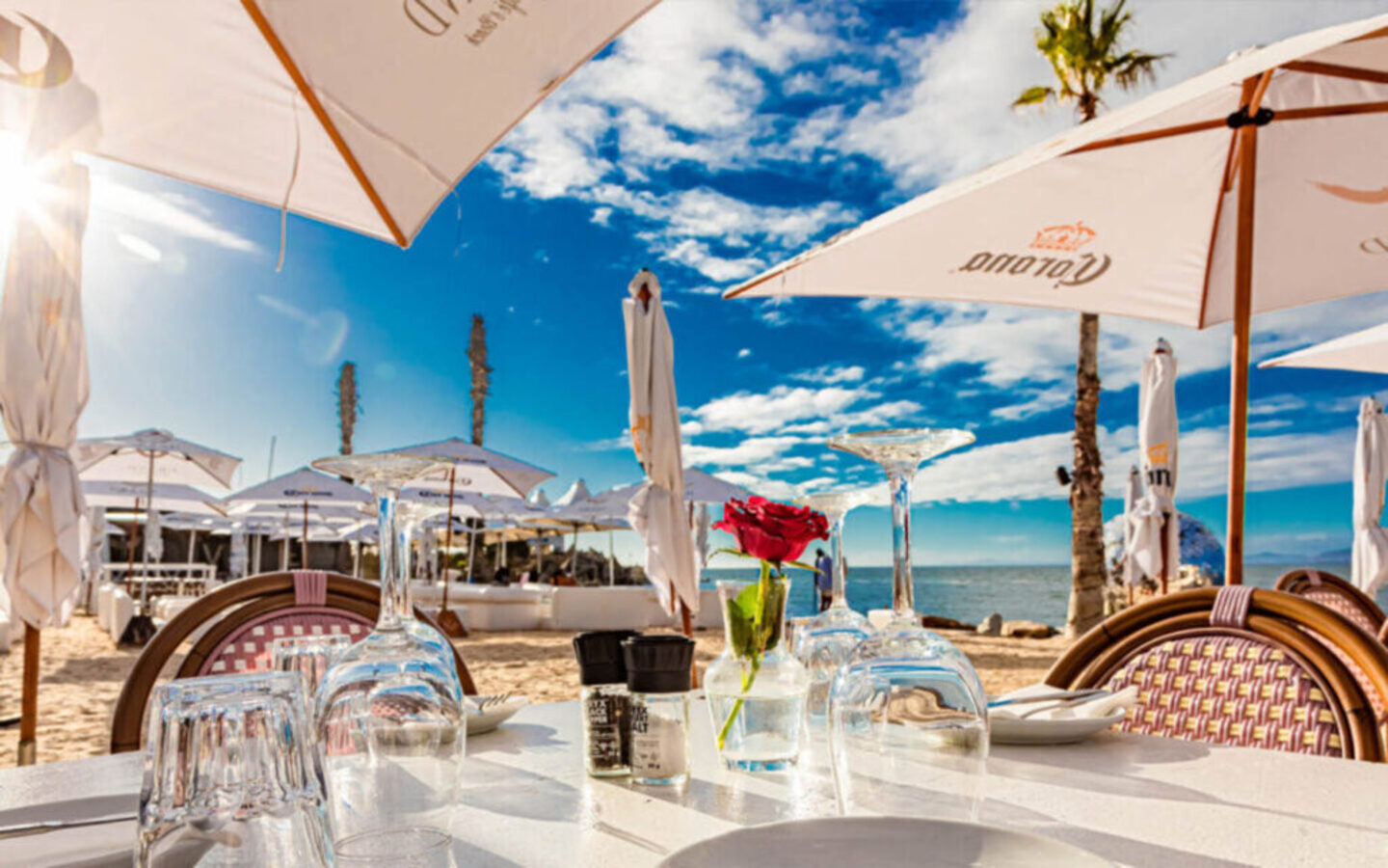 جلسات خارجية أمام البحر