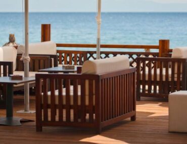 مطعم أمام البحر