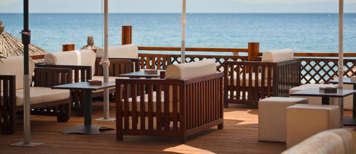 مطعم أمام البحر