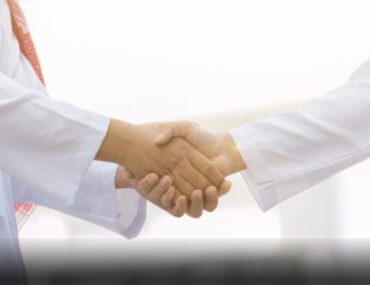 تصافح رجلين عربيين