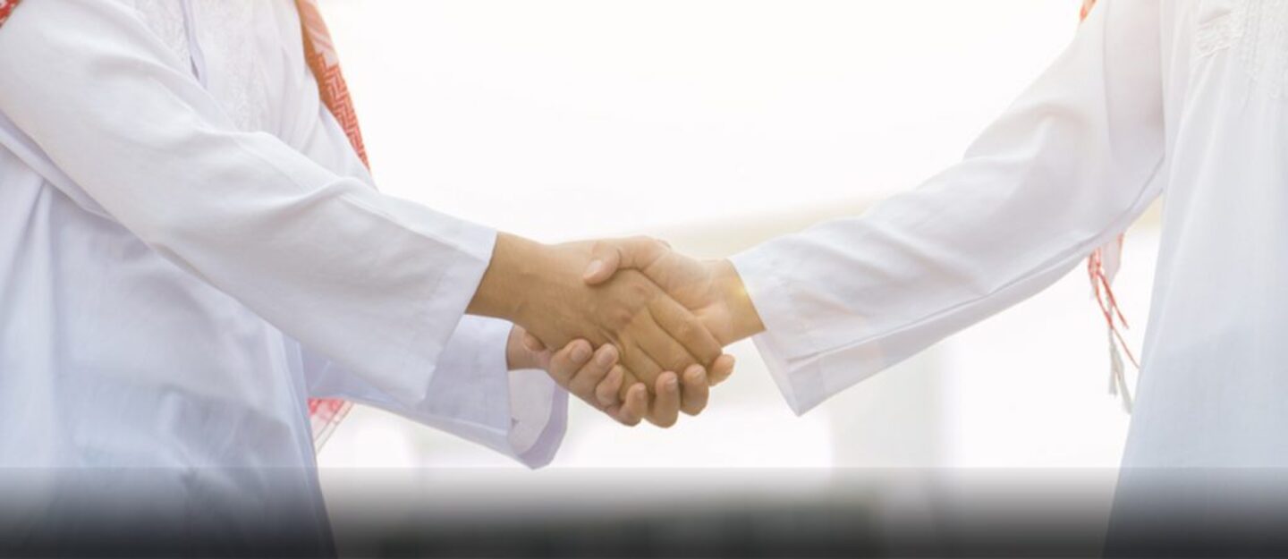 تصافح رجلين عربيين